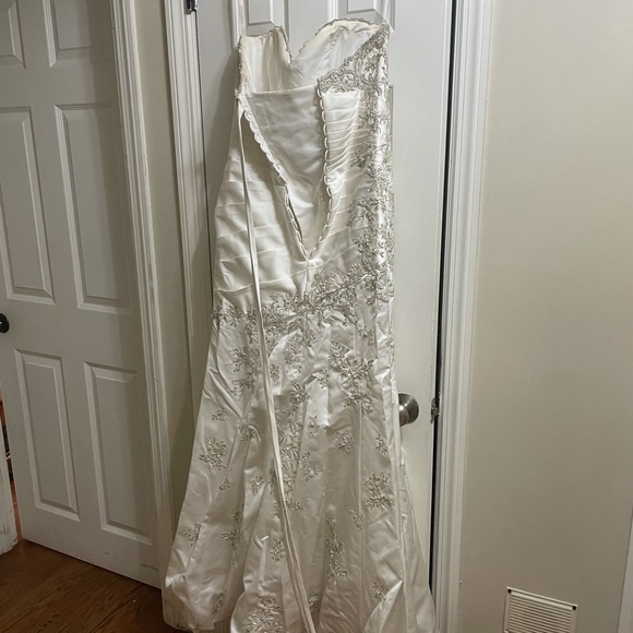 David’s Bridal size 14 wedding dress - Picture 5 of 11